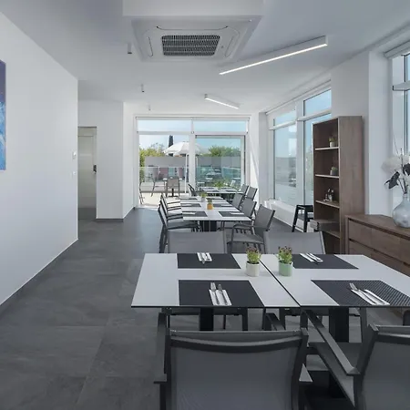 Maj Luxury Πόρετς